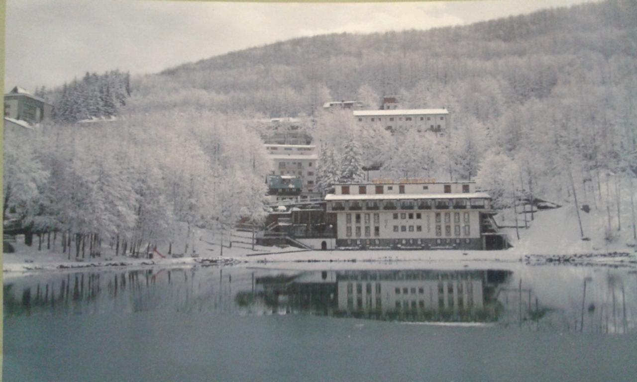 Hotel Cristallo Cerreto Laghi Exteriör bild
